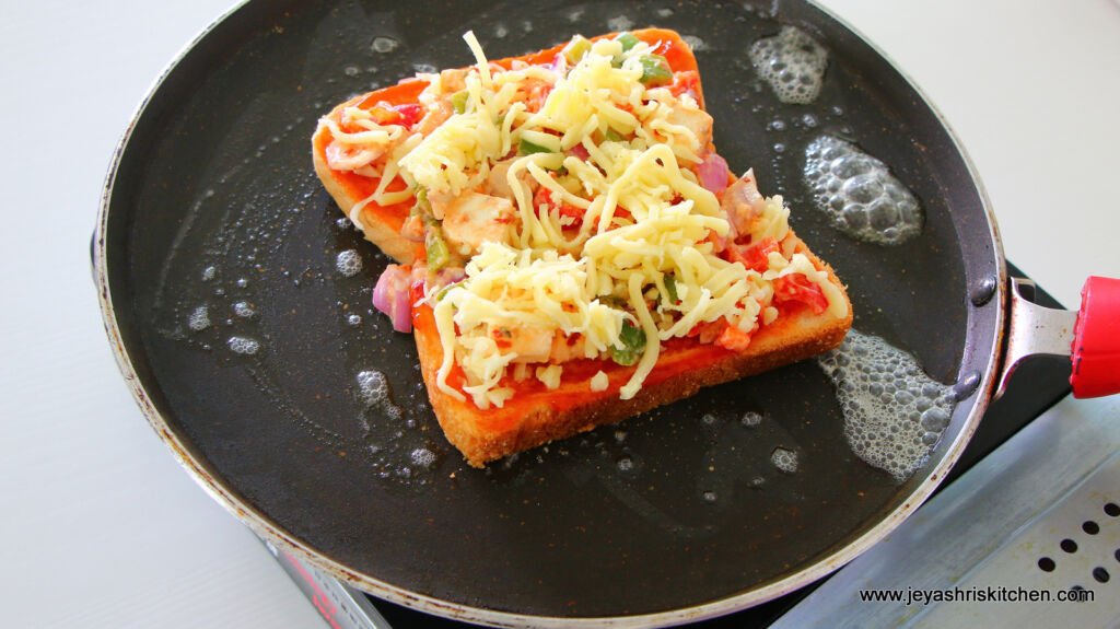 bread pizza on tawa