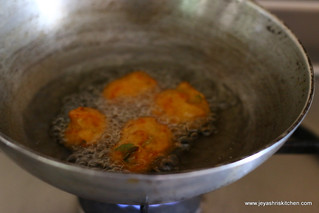 pakoda frying