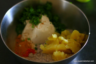 ragi-aloo paratha step1